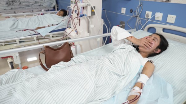 ▲结束完一天的工作，晚上八点，透析床位上叶晓敏打着哈欠，邻床邱秀兰已熟睡。新京报记者 吴瑜 摄