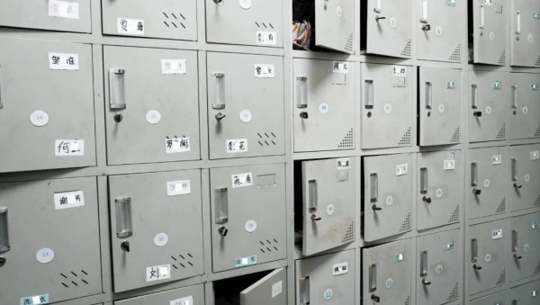 ▲透析室门口的储物间，工人离岗透析时，把物品存放在里面。柜门上的人名换了一波又一波。新京报记者 吴瑜 摄