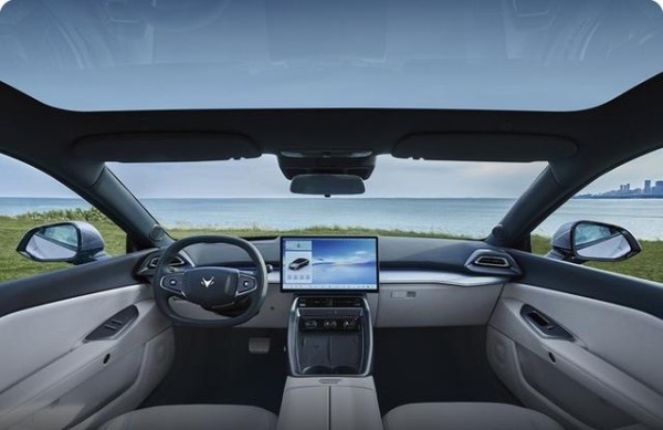 极狐新阿尔法S5自动泊车，空间灵活，亲子出行省心-有驾