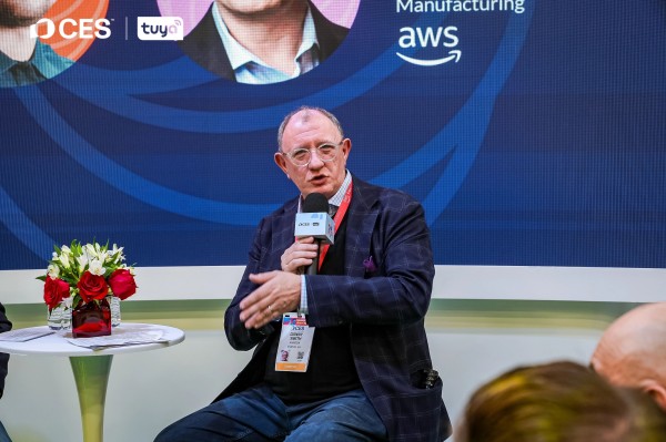 【亚马逊云科技人工智能|汽车与制造业首席策略师Danny Smith】