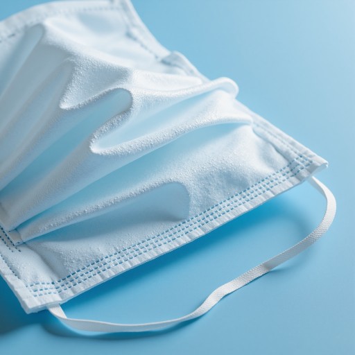 三十岁左右女性家政人员头像,穿白色工作服,蓝色背景