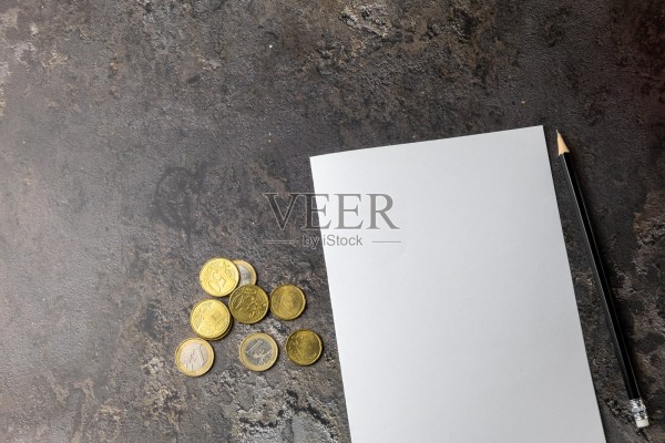 欧元硬币与家庭预算规划工作空间照片摄影图片