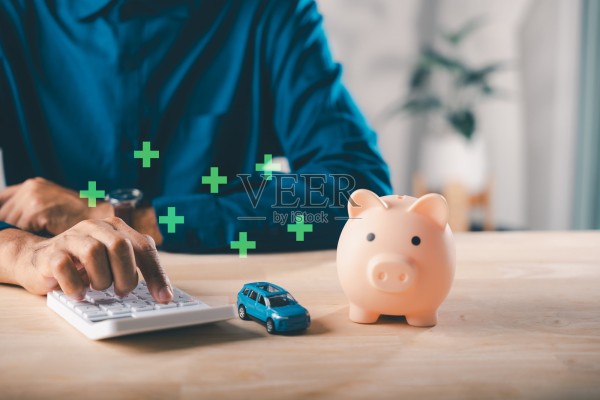 汽车贷款储蓄,使用储蓄罐,保险税务安全,个人计算债务管理,通过明智的未来规划和审慎的决策确保财务增长照片摄影图片