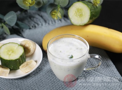 有人认为香蕉中的果酸会与牛奶中的蛋白质反应形成凝块,影响消化吸收