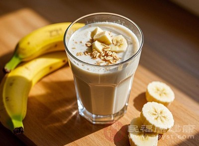 香蕉中的碳水化合物(主要是果糖、葡萄糖)能被人体快速吸收利用,提供即时能量;牛奶中的蛋白质和脂肪则能延缓能量释放,使饱腹感更持久