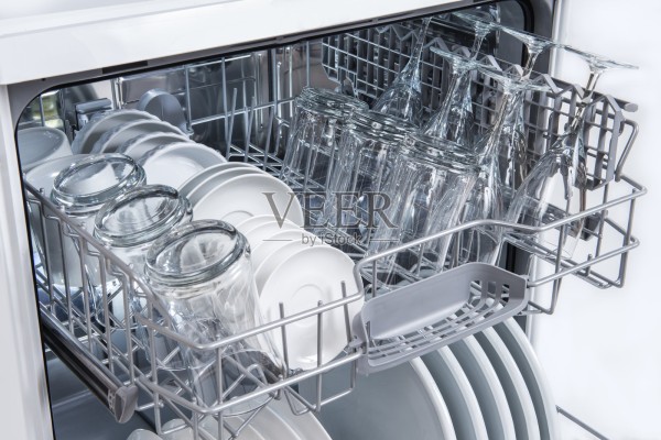 洗碗机的架子上放满了干净的盘子和杯子照片摄影图片