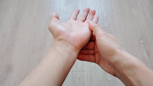 不得劲推推手上两个地方，每天2分钟， 身体会告诉你答案