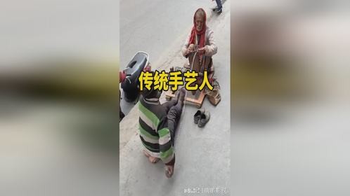 国外街头磨剪子戗菜刀的手艺人。