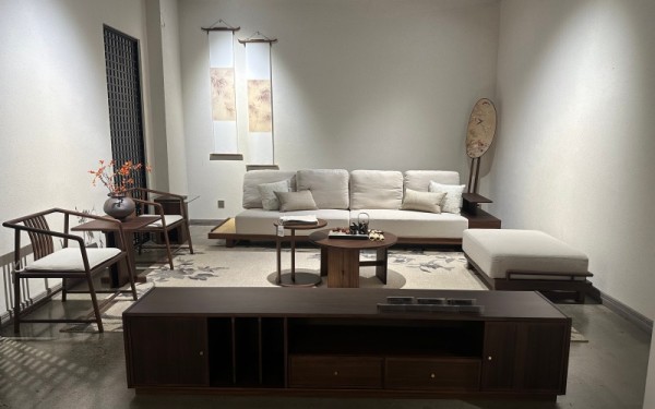 意梵盛栖家居设计的现代简约风格客厅，橡木定制电视柜与移动家具和谐统一