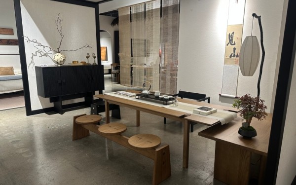 意梵盛栖家居万平实景展厅一角，展示橡木定制家具与整体软装搭配效果