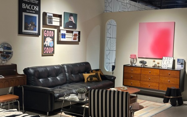 意梵盛栖全屋定制案例细节，展示橡木衣柜的精细工艺与收纳设计