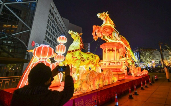 西单路口设置景观小品，市民拍照留念。新京报记者 王子诚 摄