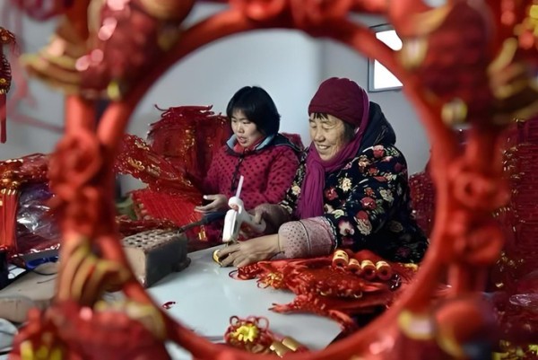 红绳串起村民红火日子