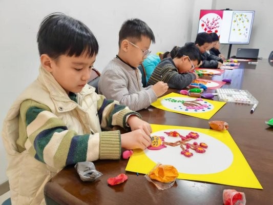 济宁市任城区李营街道枫阳社区开展“小手巧捏，欢乐世界”黏土手工制作活动