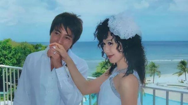 夫妻俩为了不变老，坚持26年不吃肉不生子，如今54岁近照都不敢认