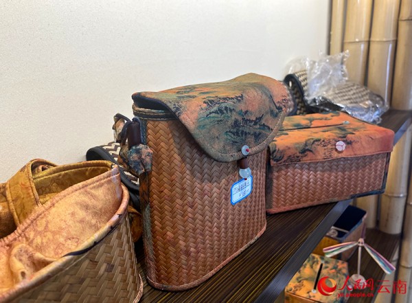 【3】合作社创新开发了首饰盒、手提包等竹编产品。人民网-尹馨摄