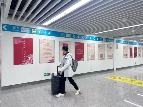 在滨海快线福州火车站，“八闽书房”IP形象化身展览导览员，让福建省图书馆典籍中的福文化走出库房，走进大众