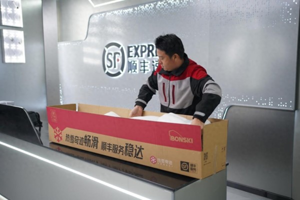 31个省份收到深圳的“科技暖意”！机器人、VR眼镜等顺丰寄递量增长超20%