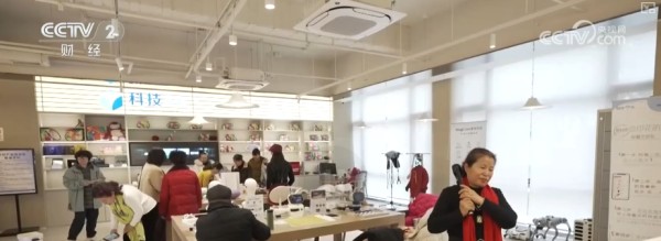 适老化科技产品成为年货清单上热门选项 “会思考”科技产品融入老年人生活