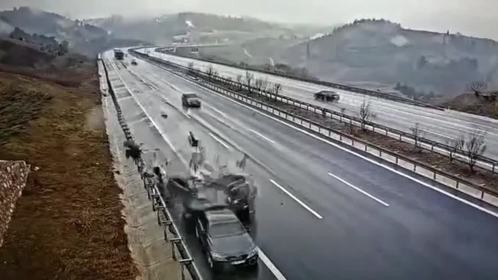交通警示：雪天高速，危险剧增，车辆易打滑，紧急车道也不安全