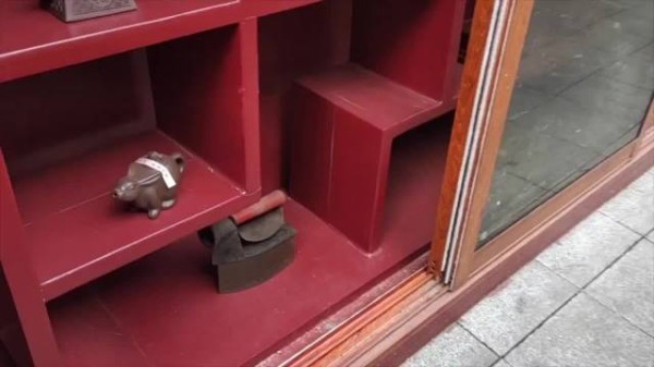 长沙一社区展示上百件旧物品：古代熨斗、煤油灯、黄包车零件等