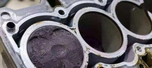 在拉高速清理积碳时，转速车速和油门深度缺一不可，只有满足这三个条件才能有效促进发动机燃烧，减少积碳积累-有驾