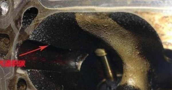 在拉高速清理积碳时，转速车速和油门深度缺一不可，只有满足这三个条件才能有效促进发动机燃烧，减少积碳积累-有驾