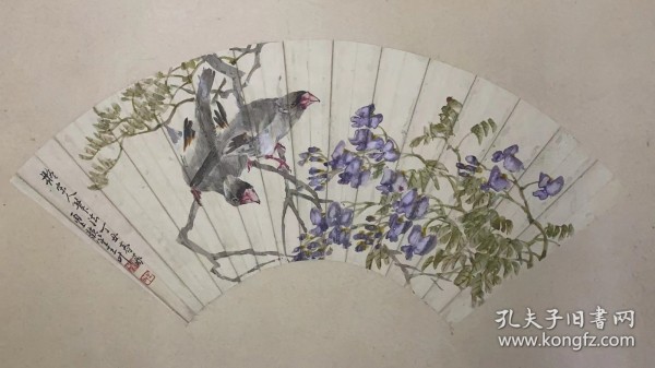 文物公司旧藏海上六十名家程璋高足民国“海上三笙”之王叶花鸟扇面52*18, 王叶 (公元1900年- 公元1976年) 年龄估算 来源:中国美术家人名辞典补遗一编 字号:字韵生,号月庵 朝代:近现代 籍贯:浙江鄞县人 特长:花鸟、走兽、鱼虫,无不精妙介绍:; 为程瑶笙入室弟子,尽得乃师不传之秘。 性恬淡,尤喜蓄养笼鸟,常相对终曰,观其形态,因而亦益增其画笔之逼真。后寓海上,以鬻画自给,与程瑶笙、柳