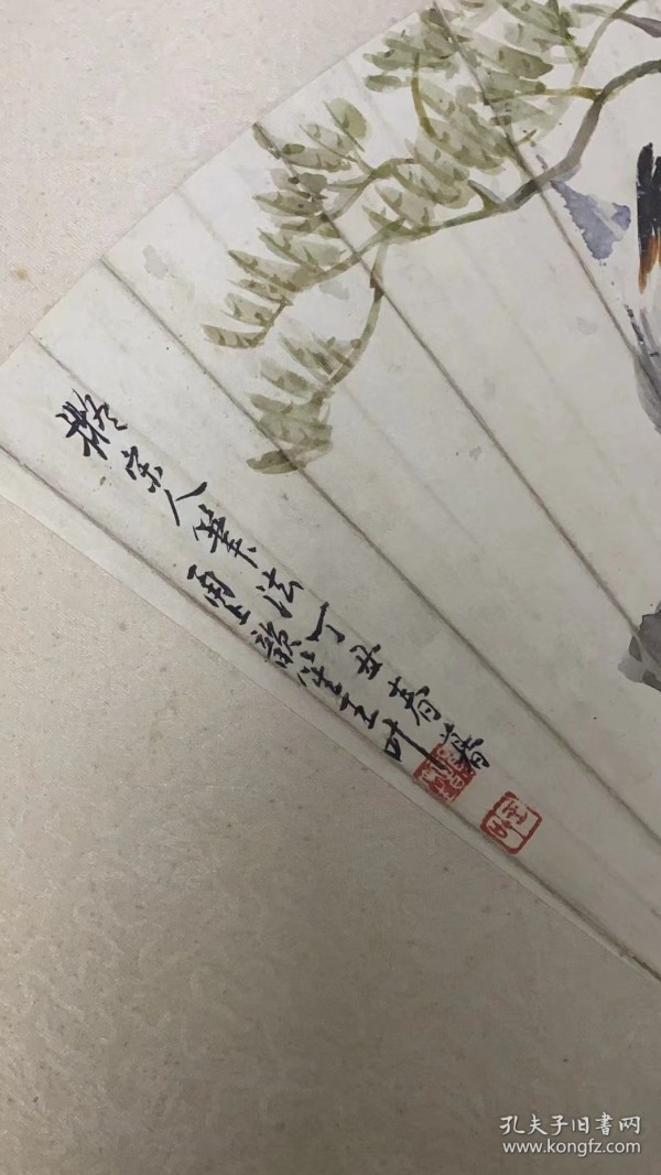 文物公司旧藏海上六十名家程璋高足民国“海上三笙”之王叶花鸟扇面52*18, 王叶 (公元1900年- 公元1976年) 年龄估算 来源:中国美术家人名辞典补遗一编 字号:字韵生,号月庵 朝代:近现代 籍贯:浙江鄞县人 特长:花鸟、走兽、鱼虫,无不精妙介绍:; 为程瑶笙入室弟子,尽得乃师不传之秘。 性恬淡,尤喜蓄养笼鸟,常相对终曰,观其形态,因而亦益增其画笔之逼真。后寓海上,以鬻画自给,与程瑶笙、柳