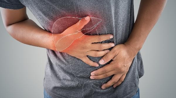 身体出现“两红两黄”,可能离肝病已经不远了,现在检查还来得及