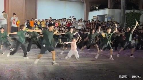 潮汕英歌女孩帅炸全场！接下来，把网友都震撼了！帅炸全场