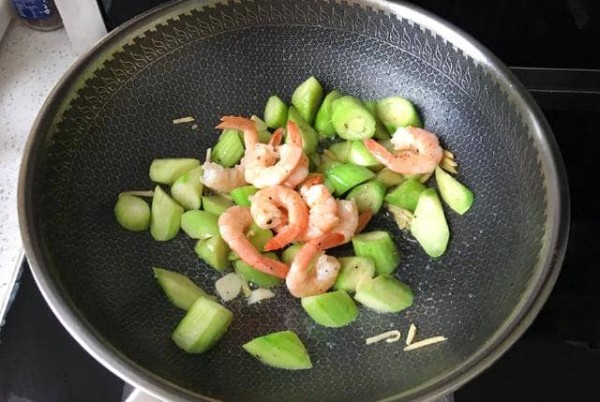 鲜美组合，大虾豆腐丝瓜的创意烹饪之旅