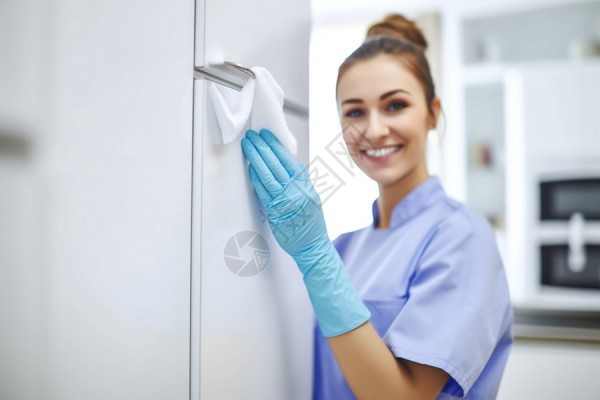 整理房间的女人高清图片