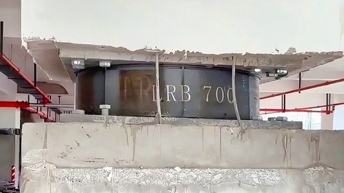 为什么盖高楼大厦时要故意在地基上装一个胶垫？没想到作用这么大