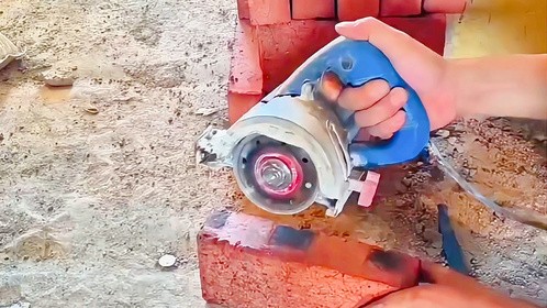 为什么泥瓦工干活要把砖头故意切开一条缝，还塞一个钉子？涨见识