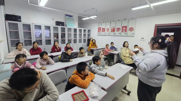 龙泽园街道龙泽苑社区钻石画DIY活动点亮儿童寒假生活