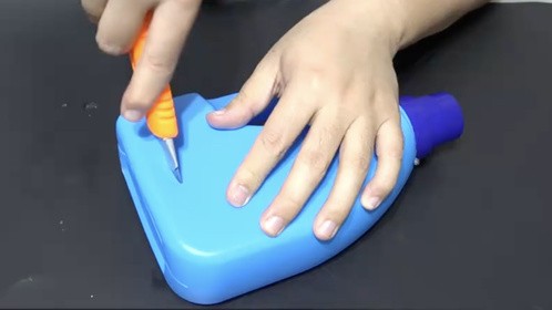 今天才知道，洗衣液空瓶一裁两半，别提多实用，成品家家能用到