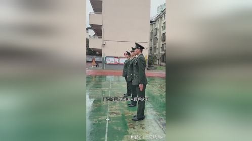 爷孙共赏庄严升旗