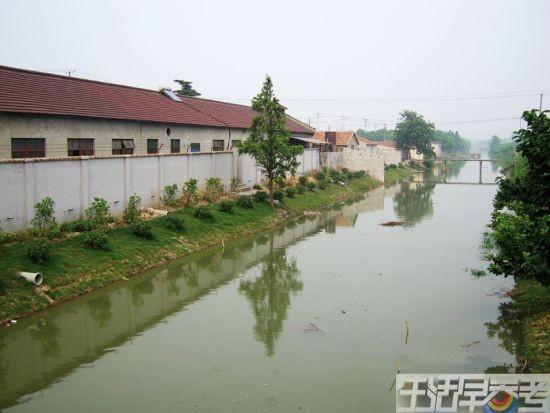 在某蔬果园附近，有家有色金属材料厂，该厂的几根排污管的管口正对着河面