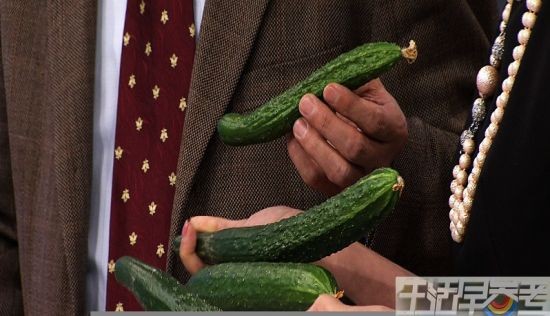 有机黄瓜的花是自然萎蔫的，顶花带刺花朵鲜艳的是普通黄瓜