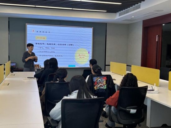 图为讲座现场。