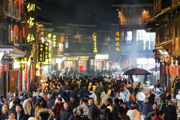 2026年2月19日,游客在贵州省黎平县肇兴侗寨游玩。新华社发(龙建睿摄)