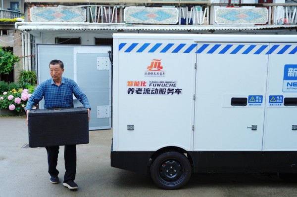 智慧助餐车为老人送来热饭。松阳县融媒体中心供图