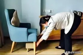 北京，女子是酒店保洁，打扫房间时将客人未食用的水果捡起放进自己包里。酒店却以盗窃为由与她解除劳动合同图片