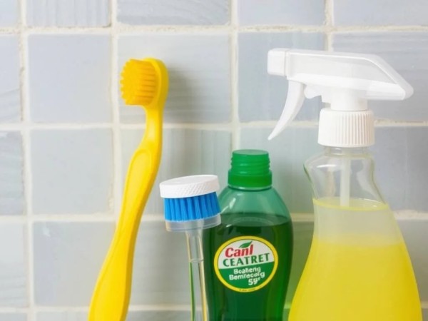 如何用旧牙刷轻松清洁难以触及的厕所角落，让卫浴焕然一新！