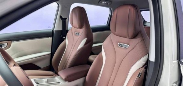 五菱缤果S于2025年9月27日上市,定位为高质感缤纷座驾,主打高颜值与大空间智能化体验,打造轻松切换生活场景的纯电动小型车-有驾