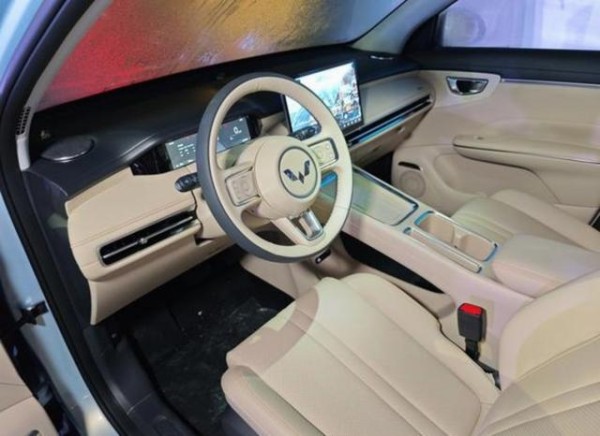 五菱缤果S于2025年9月27日上市,定位为高质感缤纷座驾,主打高颜值与大空间智能化体验,打造轻松切换生活场景的纯电动小型车-有驾