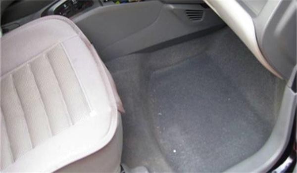 车内地板脏了，如何清洗-有驾