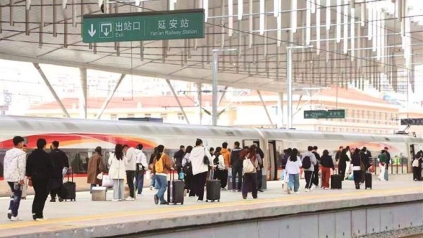 一列高铁背后的“流动”风景