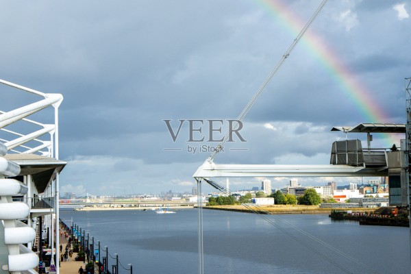 超级游艇上的阳台景观，乘客们过着富裕的生活照片摄影图片